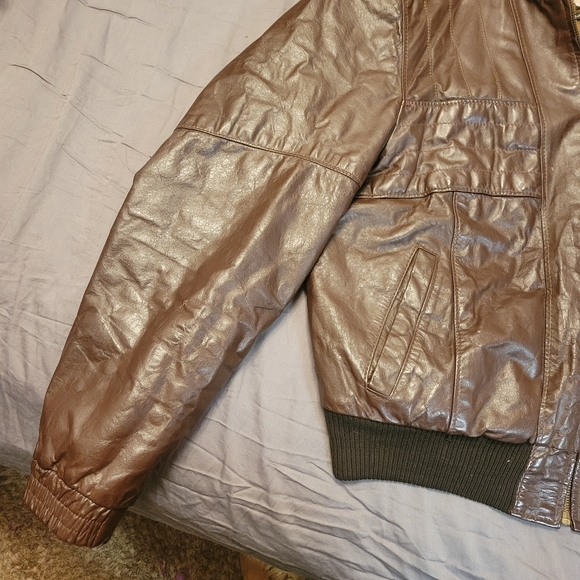 The Leather Shops brown warm and heavy coat. 44 reg brand new not a flaw on it. - Picture 4 of 9